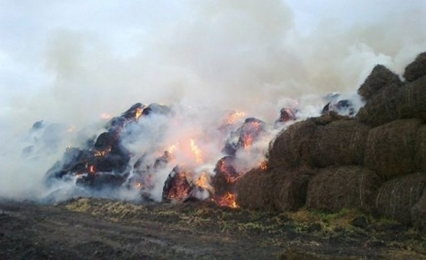 Пожар унищожи 2500 бали слама в стопански двор в село Пудрия